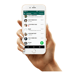 Mano sosteniendo un smartphone con whatsapp abierto en pantalla